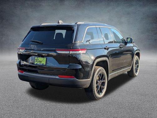 Diamond Black Crystal Pearlcoat 2026 Jeep Grand Cherokee Altitude
