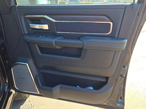 Diamond Black Crystal Pearlcoat 2027 RAM 2500 Laramie