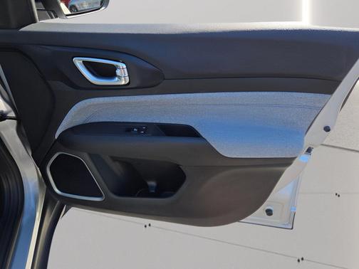 Silver Zynith Metallic Clearcoat 2024 Jeep Compass Latitude