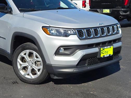 Silver Zynith Metallic Clearcoat 2024 Jeep Compass Latitude