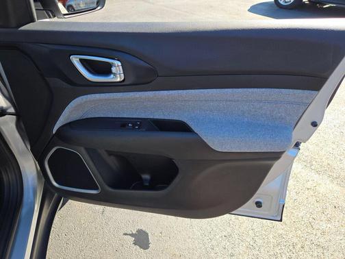 Silver Zynith Metallic Clearcoat 2024 Jeep Compass Latitude