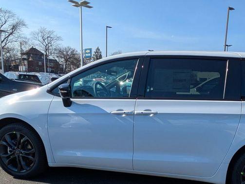 Bright White Clearcoat 2026 Chrysler Pacifica L