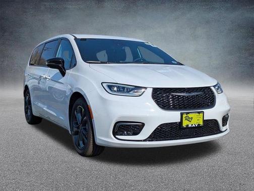 Bright White Clearcoat 2026 Chrysler Pacifica L