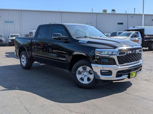 Diamond Black Crystal Pearlcoat 2026 RAM 1500 Big Horn/Lone Star