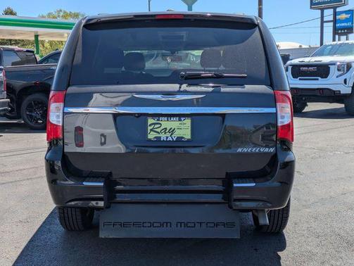 Brilliant Black Crystal Pearlcoat 2016 Chrysler Town & Country Touring-L