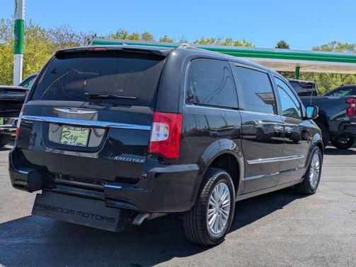 Brilliant Black Crystal Pearlcoat 2016 Chrysler Town & Country Touring-L