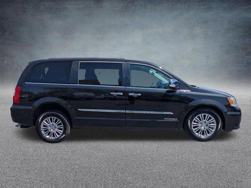 Brilliant Black Crystal Pearlcoat 2016 Chrysler Town & Country Touring-L