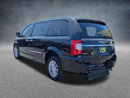 Brilliant Black Crystal Pearlcoat 2016 Chrysler Town & Country Touring-L