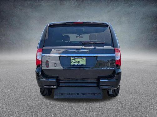 Brilliant Black Crystal Pearlcoat 2016 Chrysler Town & Country Touring-L