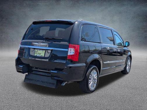 Brilliant Black Crystal Pearlcoat 2016 Chrysler Town & Country Touring-L