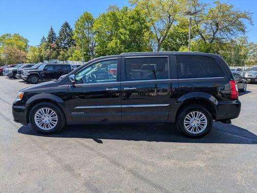 Brilliant Black Crystal Pearlcoat 2016 Chrysler Town & Country Touring-L