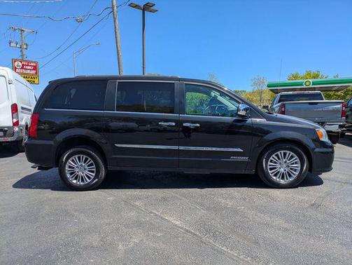 Brilliant Black Crystal Pearlcoat 2016 Chrysler Town & Country Touring-L