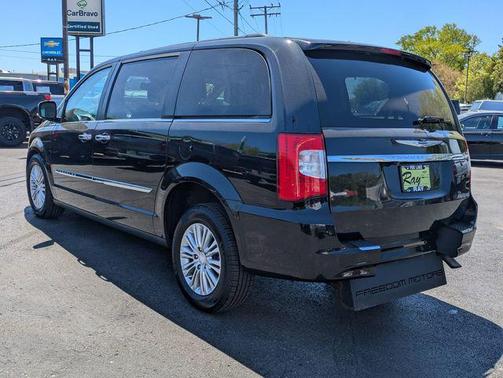 Brilliant Black Crystal Pearlcoat 2016 Chrysler Town & Country Touring-L