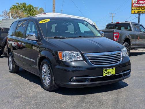 Brilliant Black Crystal Pearlcoat 2016 Chrysler Town & Country Touring-L