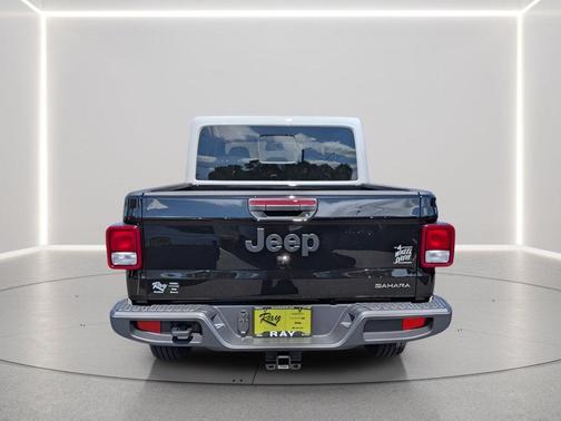 Black Clearcoat 2026 Jeep Gladiator Sahara 4x4