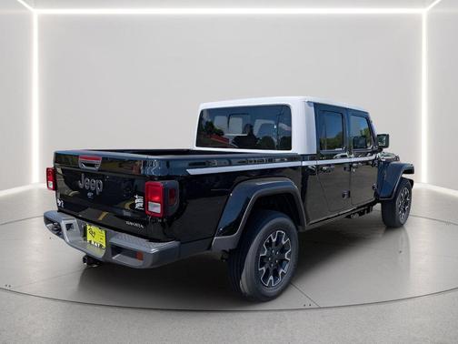 Black Clearcoat 2026 Jeep Gladiator Sahara 4x4