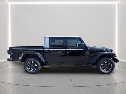 Black Clearcoat 2026 Jeep Gladiator Sahara 4x4