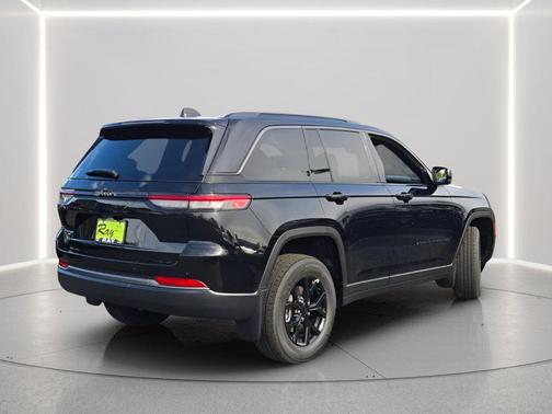 Diamond Black Crystal Pearlcoat 2026 Jeep Grand Cherokee Altitude