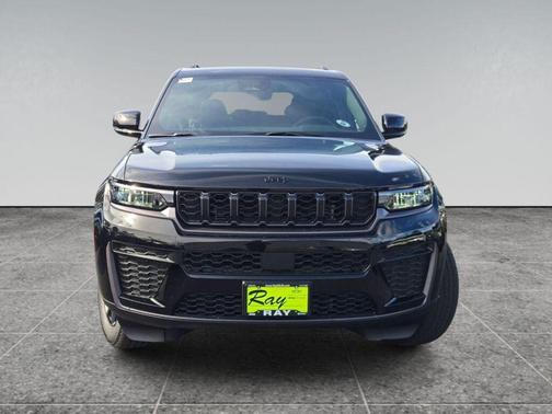Diamond Black Crystal Pearlcoat 2026 Jeep Grand Cherokee Altitude