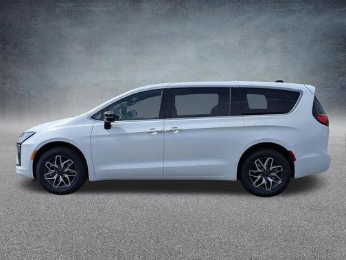 Bright White Clearcoat 2027 Chrysler Pacifica Limited