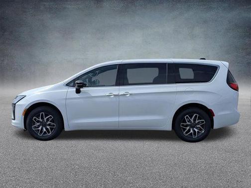 Bright White Clearcoat 2027 Chrysler Pacifica Limited