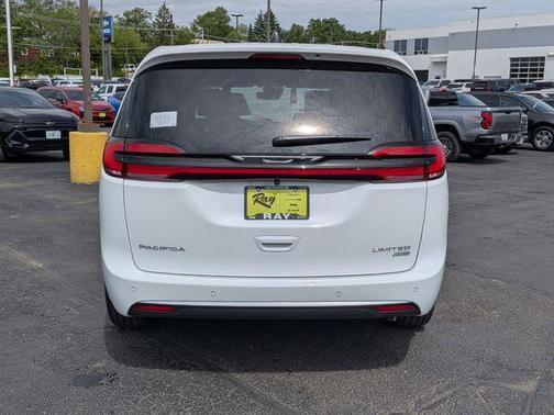 Bright White Clearcoat 2027 Chrysler Pacifica Limited