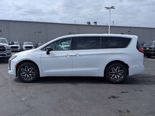 Bright White Clearcoat 2027 Chrysler Pacifica Limited