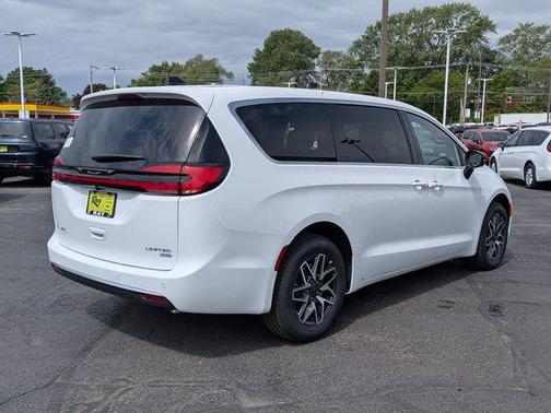 Bright White Clearcoat 2027 Chrysler Pacifica Limited