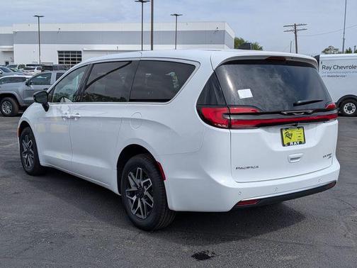 Bright White Clearcoat 2027 Chrysler Pacifica Limited