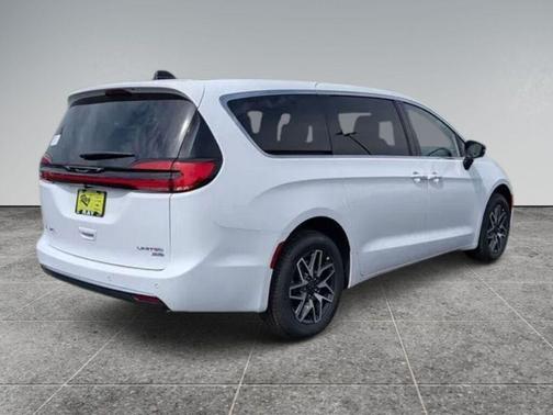 Bright White Clearcoat 2027 Chrysler Pacifica Limited