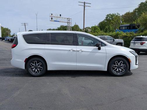 Bright White Clearcoat 2027 Chrysler Pacifica Limited