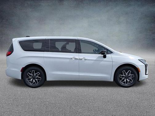 Bright White Clearcoat 2027 Chrysler Pacifica Limited
