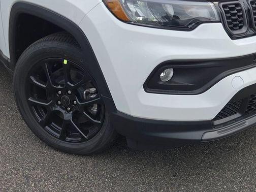 Bright White Clearcoat 2026 Jeep Compass Latitude