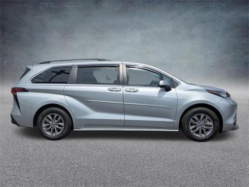 2021 Toyota Sienna XLE 8 Passenger