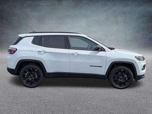 Bright White Clearcoat 2026 Jeep Compass Latitude
