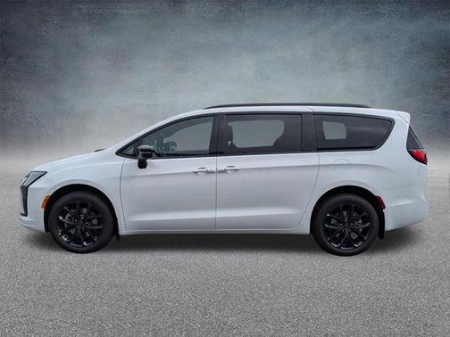 Bright White Clearcoat 2027 Chrysler Pacifica Limited