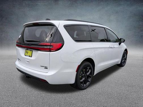 Bright White Clearcoat 2027 Chrysler Pacifica Limited