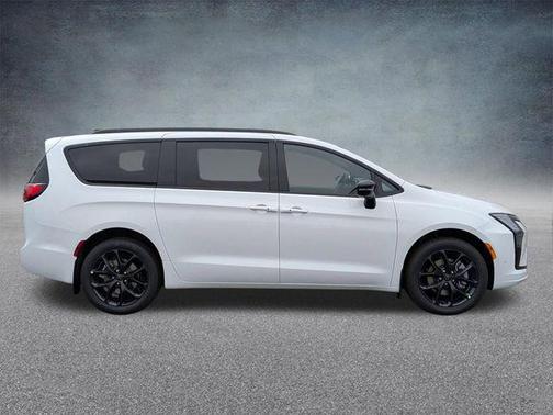 Bright White Clearcoat 2027 Chrysler Pacifica Limited