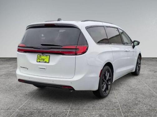 Bright White Clearcoat 2026 Chrysler Pacifica L