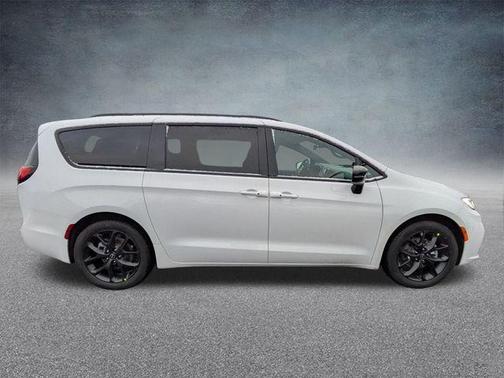 Bright White Clearcoat 2026 Chrysler Pacifica L