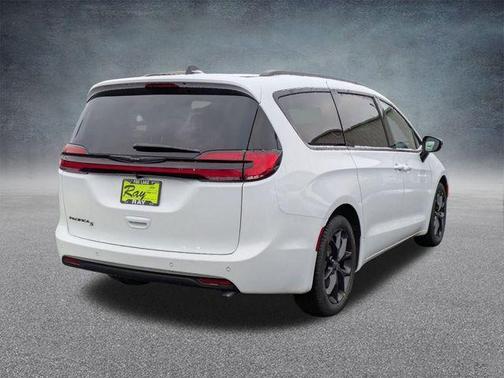 Bright White Clearcoat 2026 Chrysler Pacifica L