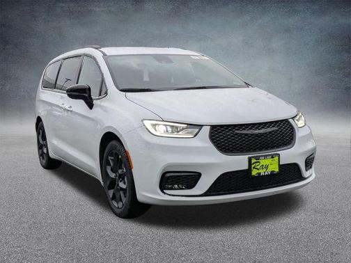 Bright White Clearcoat 2026 Chrysler Pacifica L