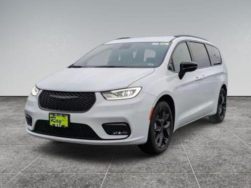 Bright White Clearcoat 2026 Chrysler Pacifica L
