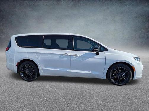 Bright White Clearcoat 2026 Chrysler Pacifica L