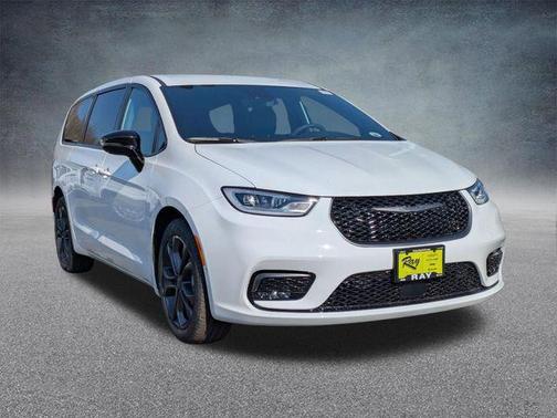 Bright White Clearcoat 2026 Chrysler Pacifica L