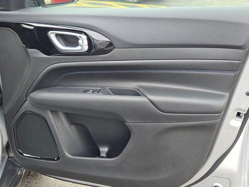 Silver Zynith Metallic Clearcoat 2026 Jeep Compass Latitude