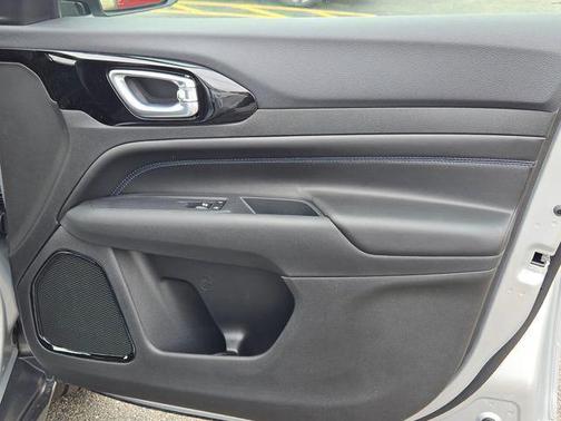 Silver Zynith Metallic Clearcoat 2026 Jeep Compass Latitude