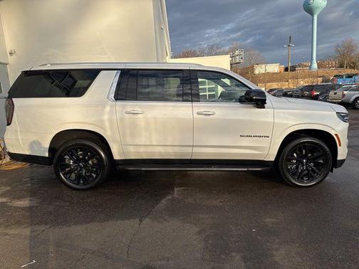 Iridescent Pearl Tricoat 2025 Chevrolet Suburban Premier