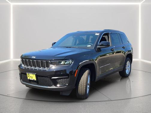 Diamond Black Crystal Pearlcoat 2026 Jeep Grand Cherokee Laredo