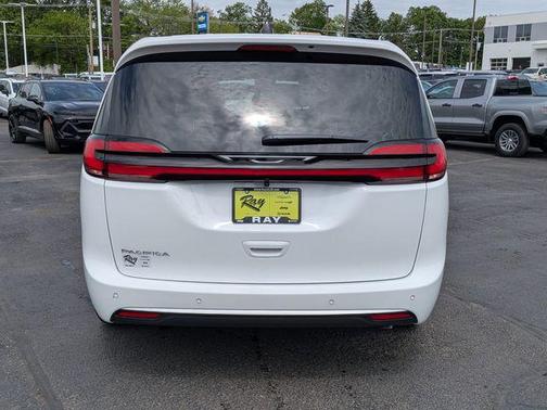 Bright White Clearcoat 2027 Chrysler Pacifica L